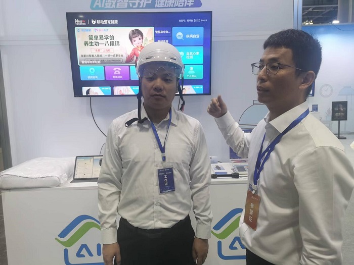 拐杖能定位、头盔可预警……AI给人们带来